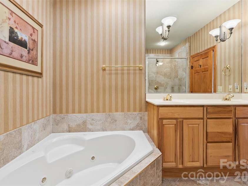 121 Stoney Falls Loop, Burnsville, NC 28714.  MLS# CAR4352408, YatesRealty ID 3475. 