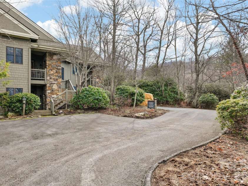 121 Stoney Falls Loop, Burnsville, NC 28714.  MLS# CAR4352408, YatesRealty ID 3475. 