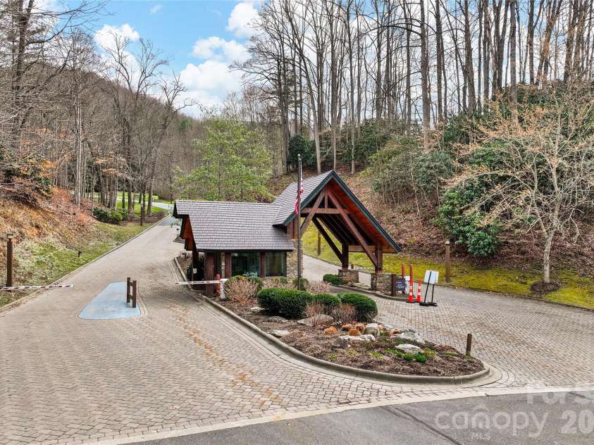 121 Stoney Falls Loop, Burnsville, NC 28714.  MLS# CAR4352408, YatesRealty ID 3475. 