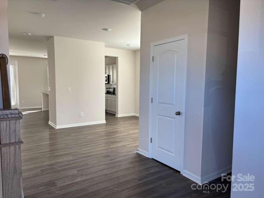 7121 Maple Run Circle, Charlotte, NC 28215.  MLS# CAR4329824, YatesRealty ID 3475. Entrace foyer