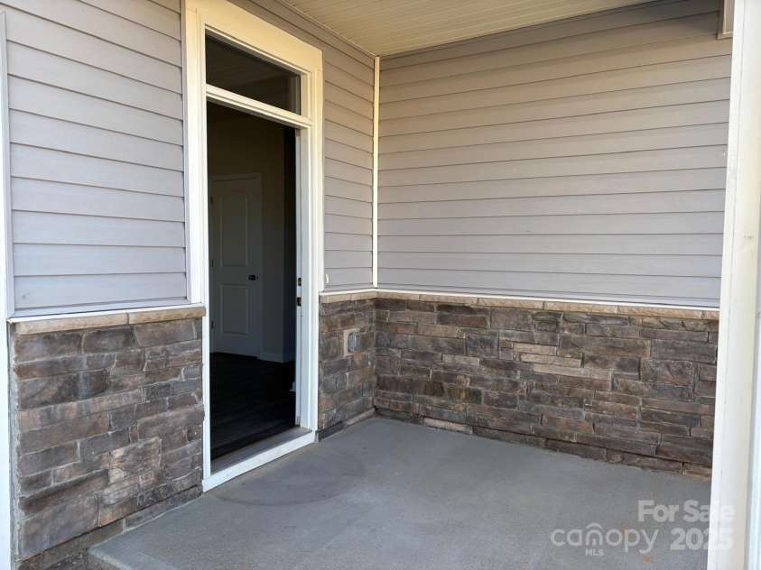 7121 Maple Run Circle, Charlotte, NC 28215.  MLS# CAR4329824, YatesRealty ID 3475. Entrance