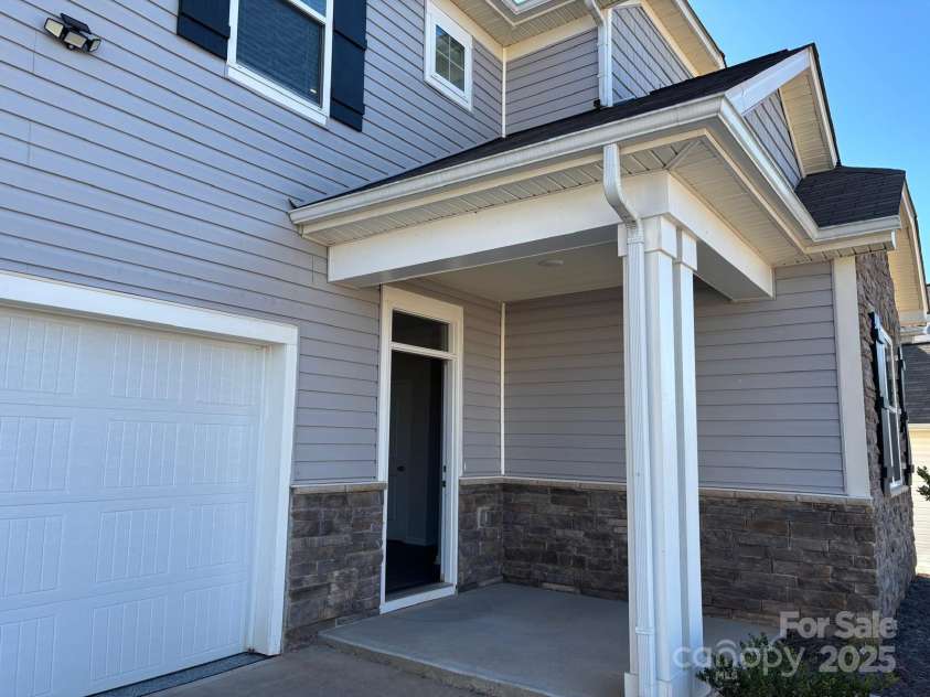 7121 Maple Run Circle, Charlotte, NC 28215.  MLS# CAR4329824, YatesRealty ID 3475. Front Porch