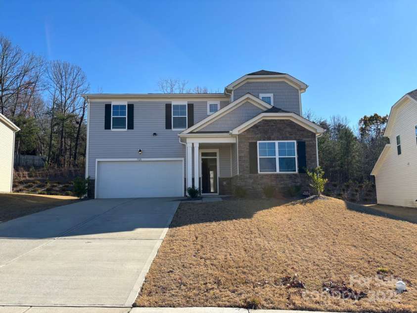 7121 Maple Run Circle, Charlotte, NC 28215.  MLS# CAR4329824, YatesRealty ID 3475. Front View 2