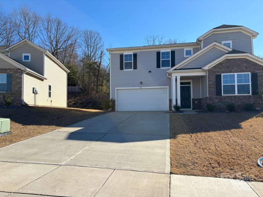 7121 Maple Run Circle, Charlotte, NC 28215.  MLS# CAR4329824, YatesRealty ID 3475. Front View 3