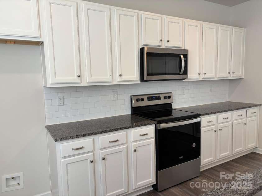 7121 Maple Run Circle, Charlotte, NC 28215.  MLS# CAR4329824, YatesRealty ID 3475. Kitchen view 2