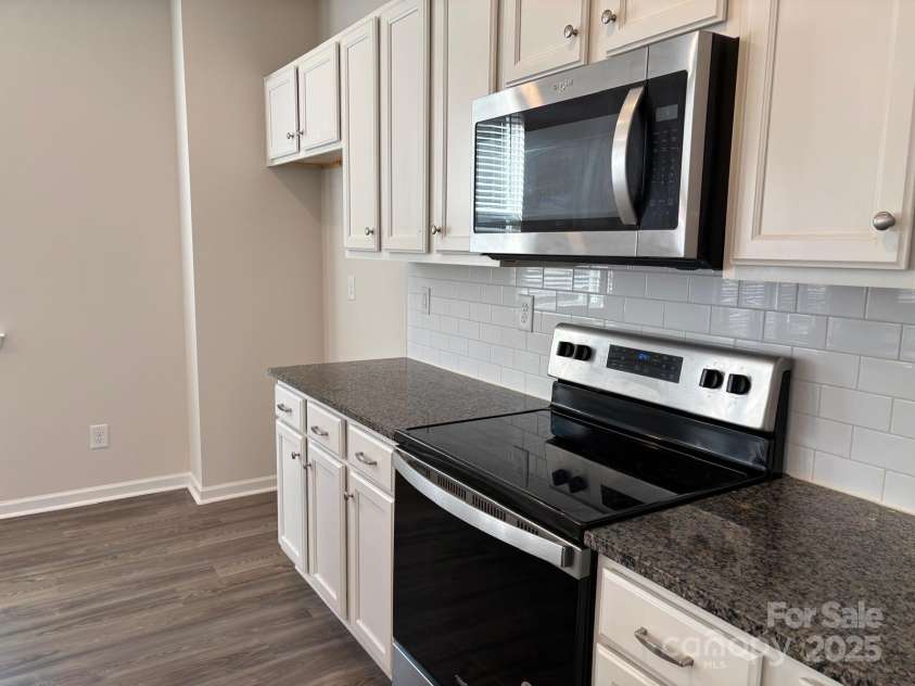 7121 Maple Run Circle, Charlotte, NC 28215.  MLS# CAR4329824, YatesRealty ID 3475. Kitchen view 3