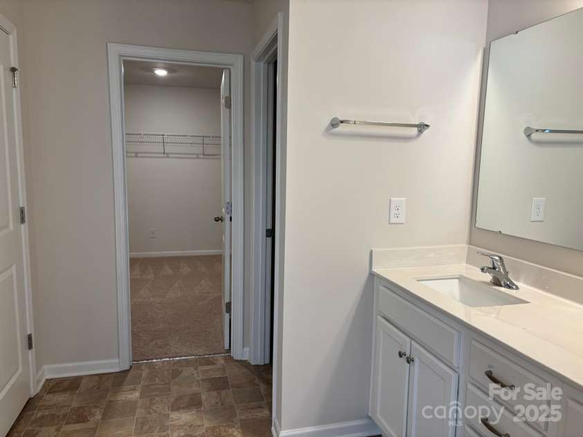 7121 Maple Run Circle, Charlotte, NC 28215.  MLS# CAR4329824, YatesRealty ID 3475. Master Bath