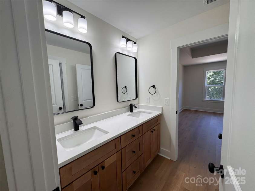 3920 Cherry Grove Drive, Hickory, NC 28602.  MLS# CAR4296832, YatesRealty ID 34750. Primary ensuite