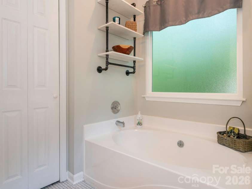 1300 Copper Creek Lane, Fort Mill, SC 29715.  MLS# CAR4392072, YatesRealty ID 34752. Soaking Tub