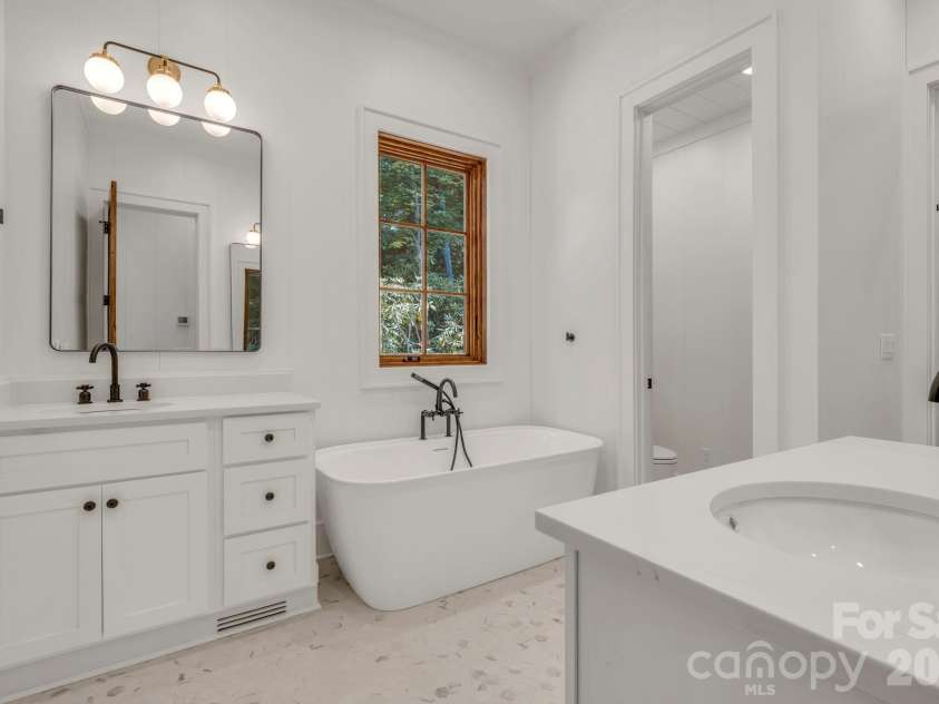 253 Old Boone Road, Blowing Rock, NC 28605.  MLS# CAR4397226, YatesRealty ID 34758. Main Floor Primary Suite