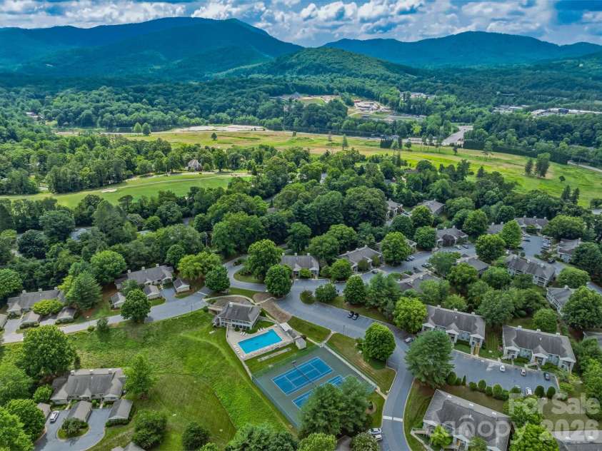 106 Abbey Circle, Asheville, NC 28805.  MLS# CAR4399040, YatesRealty ID 34759. 