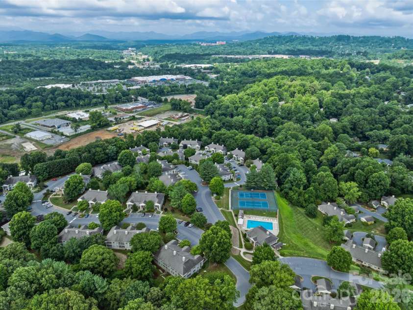 106 Abbey Circle, Asheville, NC 28805.  MLS# CAR4399040, YatesRealty ID 34759. 