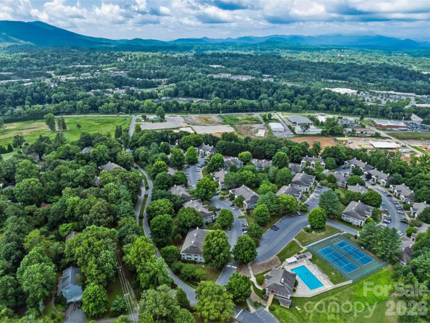 106 Abbey Circle, Asheville, NC 28805.  MLS# CAR4399040, YatesRealty ID 34759. 