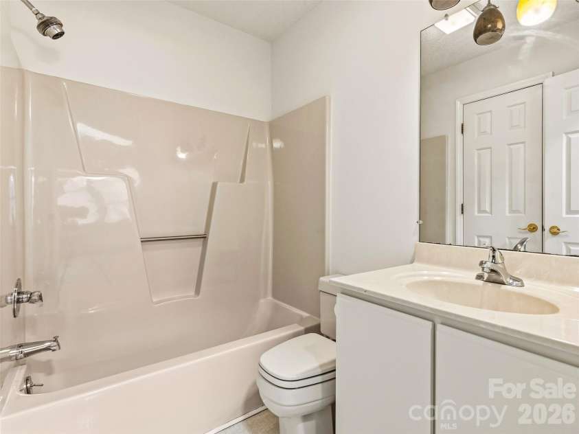 106 Abbey Circle, Asheville, NC 28805.  MLS# CAR4399040, YatesRealty ID 34759. Second full bathroom
