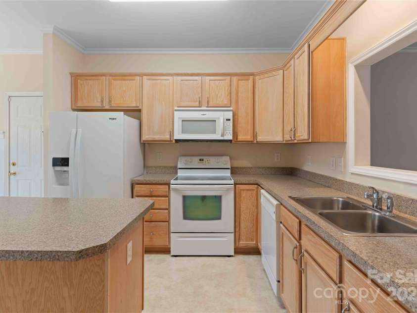 357 Beechnut Drive, Hendersonville, NC 28739.  MLS# CAR4231415, YatesRealty ID 3476. 