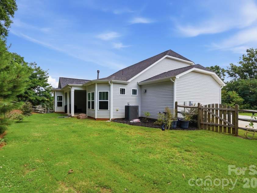511 Rosemore Place, Rock Hill, SC 29732.  MLS# CAR4397357, YatesRealty ID 34760. Beautifully landscaped fenced backyard