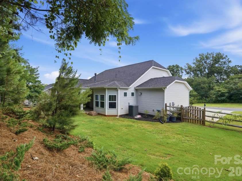 511 Rosemore Place, Rock Hill, SC 29732.  MLS# CAR4397357, YatesRealty ID 34760. Beautifully landscaped fenced backyard
