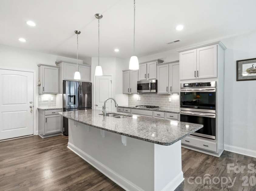 511 Rosemore Place, Rock Hill, SC 29732.  MLS# CAR4397357, YatesRealty ID 34760. Well equipped kitchen w/pantry, island, refrigerator plenty of drawers & cabinets, double wall oven, stovetop & microwave