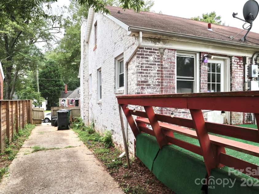 2629 Commonwealth Avenue, Charlotte, NC 28205.  MLS# CAR4295846, YatesRealty ID 34761. Driveway