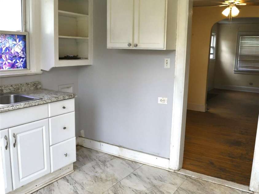 2629 Commonwealth Avenue, Charlotte, NC 28205.  MLS# CAR4295846, YatesRealty ID 34761. Kitchen