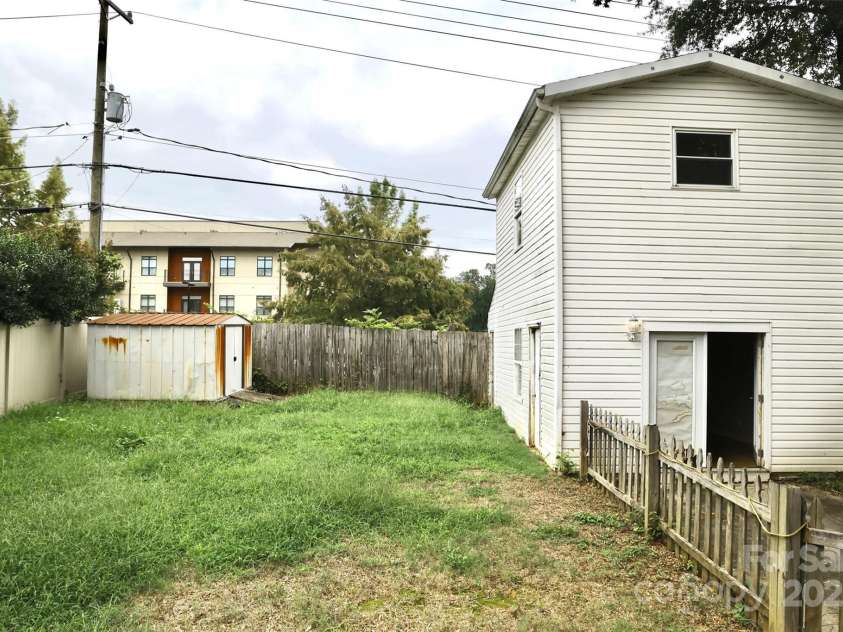 2629 Commonwealth Avenue, Charlotte, NC 28205.  MLS# CAR4295846, YatesRealty ID 34761. View of rear yard