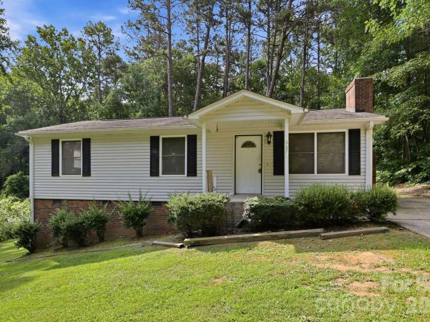 667 Niblick Drive, Gastonia, NC 28054.  MLS# CAR4398942, YatesRealty ID 34761. 