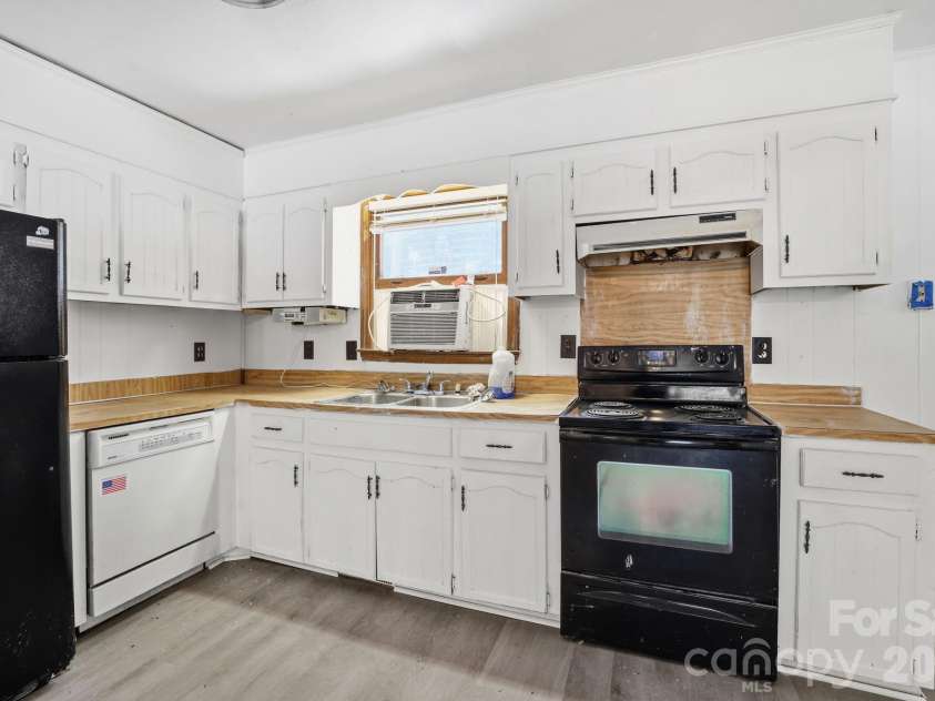 667 Niblick Drive, Gastonia, NC 28054.  MLS# CAR4398942, YatesRealty ID 34761. 