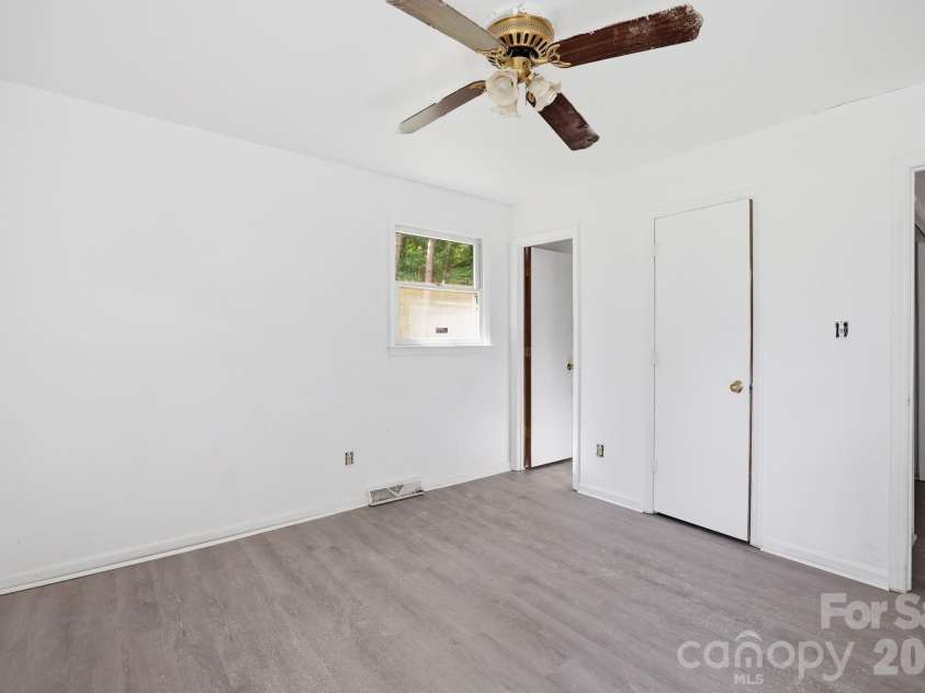 667 Niblick Drive, Gastonia, NC 28054.  MLS# CAR4398942, YatesRealty ID 34761. 