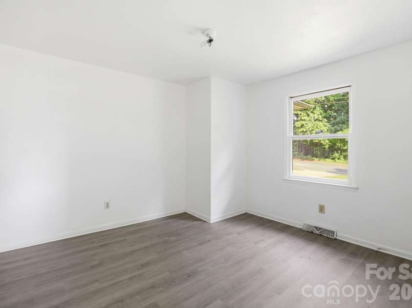 667 Niblick Drive, Gastonia, NC 28054.  MLS# CAR4398942, YatesRealty ID 34761. 