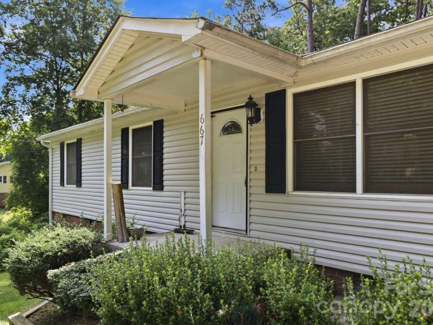 667 Niblick Drive, Gastonia, NC 28054.  MLS# CAR4398942, YatesRealty ID 34761. 