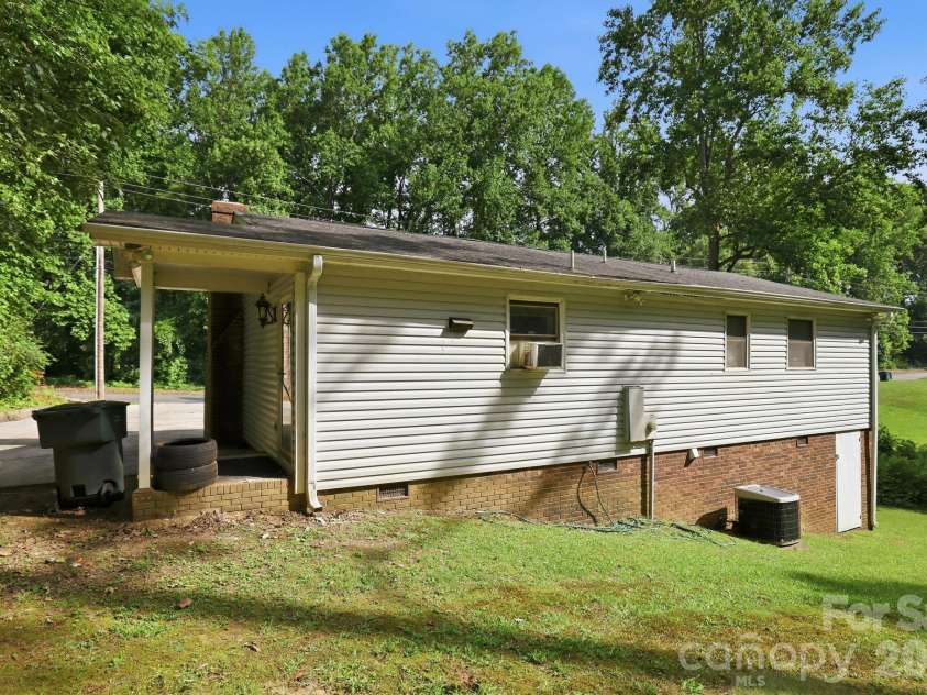 667 Niblick Drive, Gastonia, NC 28054.  MLS# CAR4398942, YatesRealty ID 34761. 
