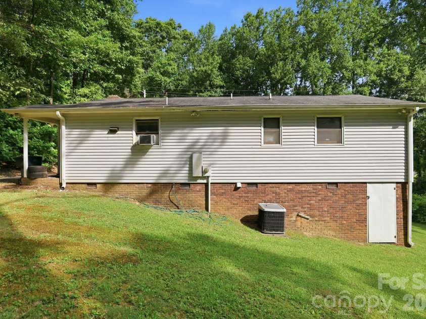667 Niblick Drive, Gastonia, NC 28054.  MLS# CAR4398942, YatesRealty ID 34761. 