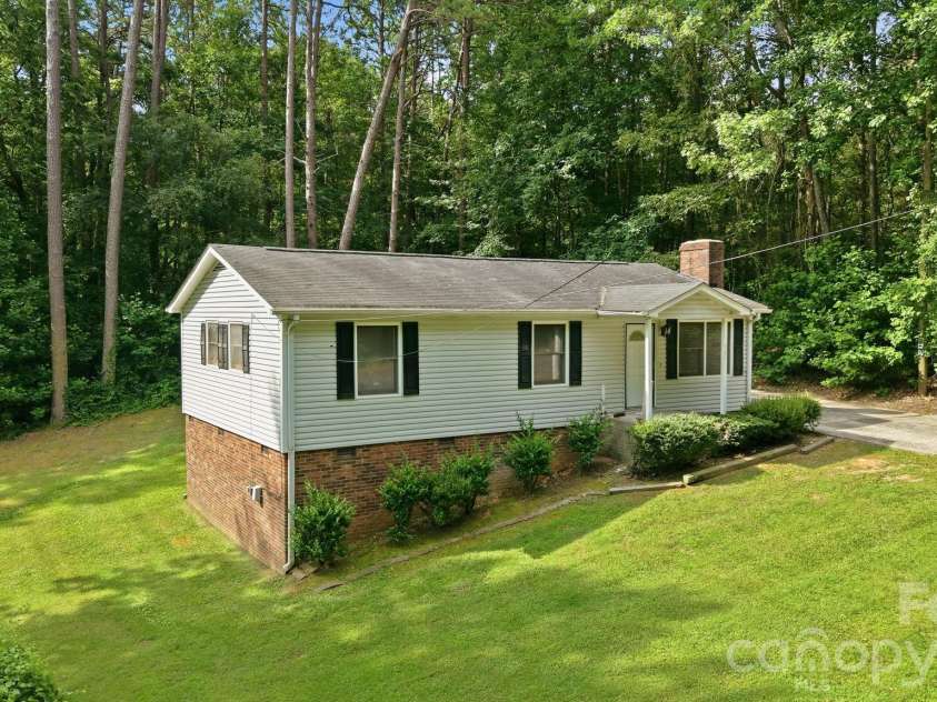 667 Niblick Drive, Gastonia, NC 28054.  MLS# CAR4398942, YatesRealty ID 34761. 