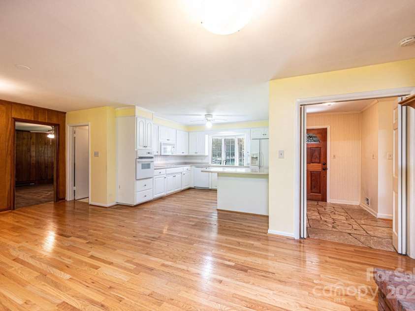 44 32nd Avenue, Hickory, NC 28601.  MLS# CAR4282790, YatesRealty ID 34762. 