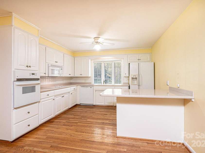 44 32nd Avenue, Hickory, NC 28601.  MLS# CAR4282790, YatesRealty ID 34762. 