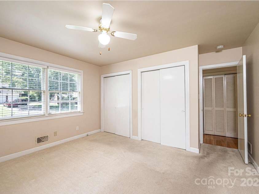 44 32nd Avenue, Hickory, NC 28601.  MLS# CAR4282790, YatesRealty ID 34762. 