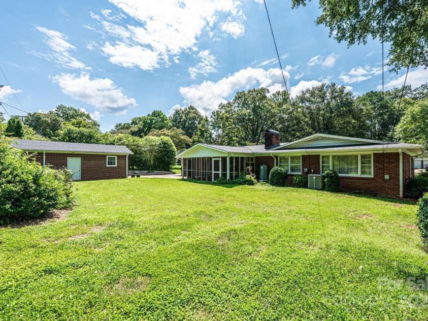 44 32nd Avenue, Hickory, NC 28601.  MLS# CAR4282790, YatesRealty ID 34762. Rear Yard