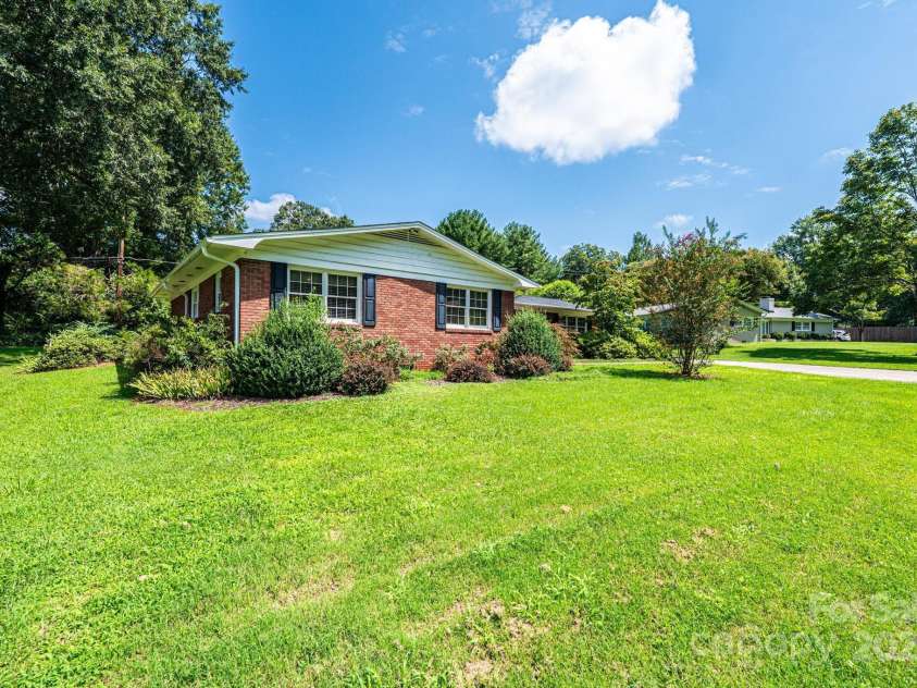 44 32nd Avenue, Hickory, NC 28601.  MLS# CAR4282790, YatesRealty ID 34762. Street View