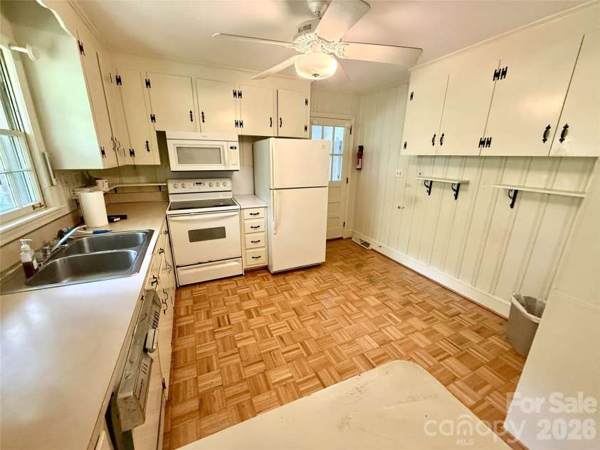 821 Burnley Road, Charlotte, NC 28210.  MLS# CAR4372249, YatesRealty ID 34762. 