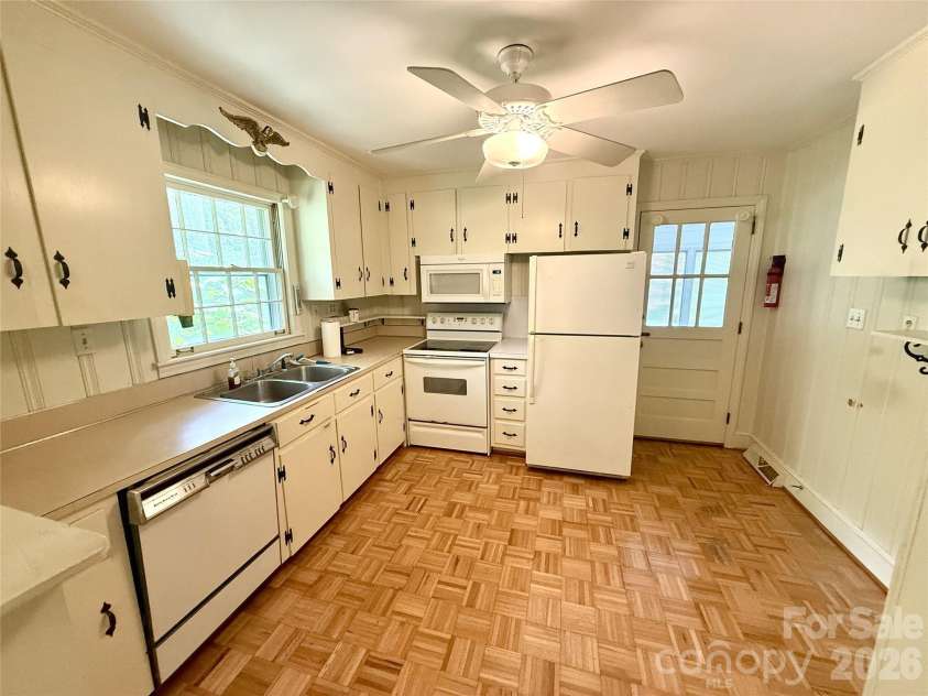 821 Burnley Road, Charlotte, NC 28210.  MLS# CAR4372249, YatesRealty ID 34762. 