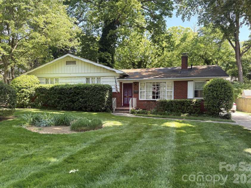 821 Burnley Road, Charlotte, NC 28210.  MLS# CAR4372249, YatesRealty ID 34762. Beautiful grass