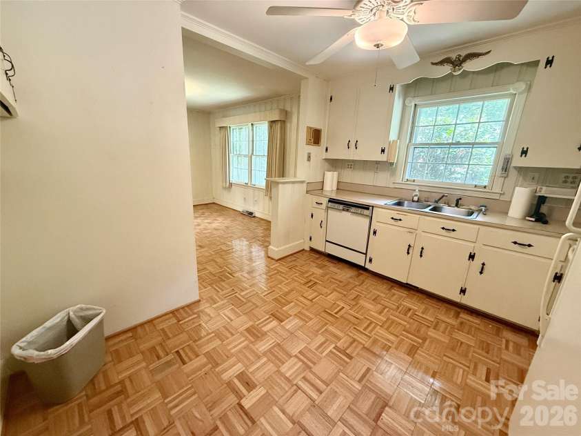 821 Burnley Road, Charlotte, NC 28210.  MLS# CAR4372249, YatesRealty ID 34762. Bright Kitchen