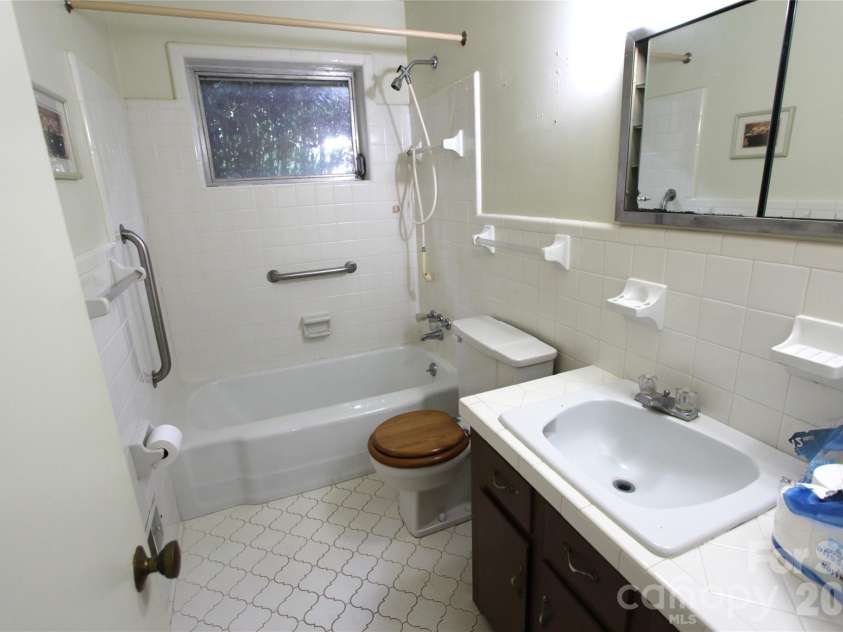 821 Burnley Road, Charlotte, NC 28210.  MLS# CAR4372249, YatesRealty ID 34762. Large guest bathroom