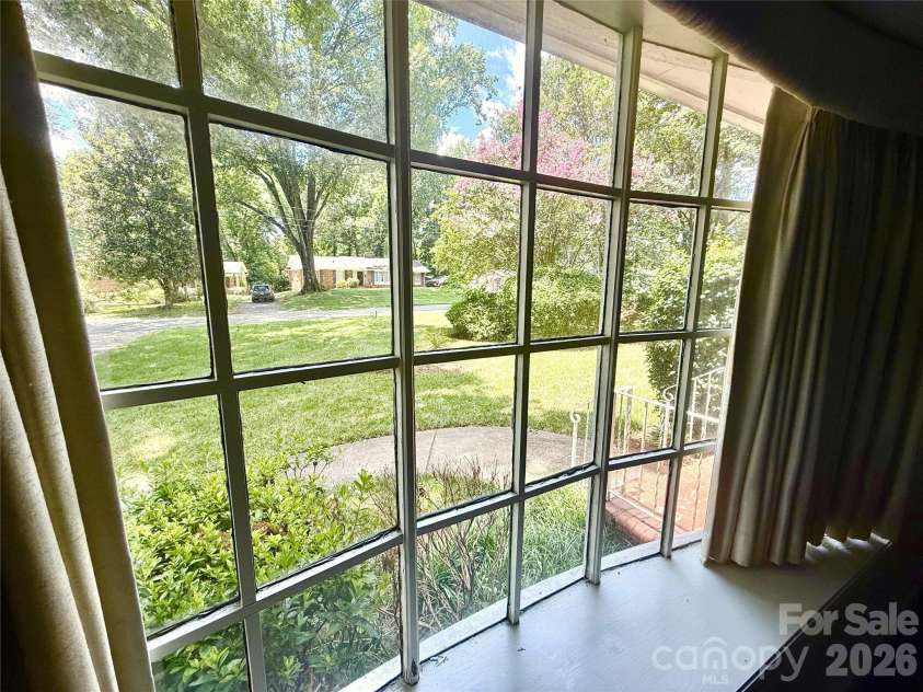 821 Burnley Road, Charlotte, NC 28210.  MLS# CAR4372249, YatesRealty ID 34762. Nice bow window