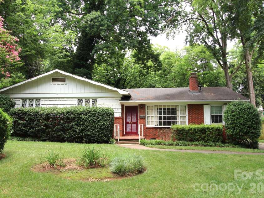 821 Burnley Road, Charlotte, NC 28210.  MLS# CAR4372249, YatesRealty ID 34762. Nice curb appeal!