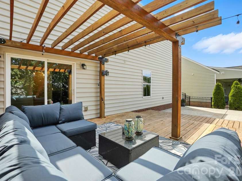 2042 Hamil Ridge Drive, Waxhaw, NC 28173.  MLS# CAR4343022, YatesRealty ID 34763. 