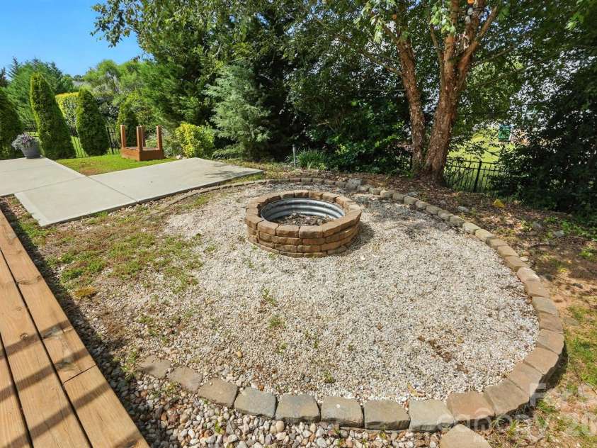 2042 Hamil Ridge Drive, Waxhaw, NC 28173.  MLS# CAR4343022, YatesRealty ID 34763. 