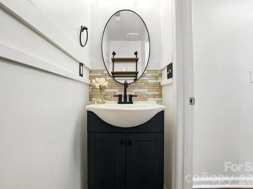 2042 Hamil Ridge Drive, Waxhaw, NC 28173.  MLS# CAR4343022, YatesRealty ID 34763. Half Bath