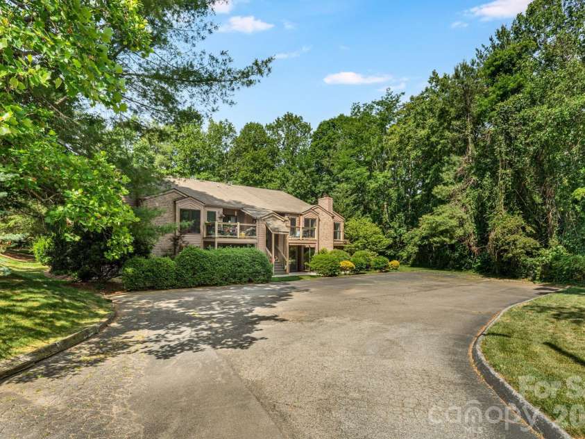 60 Ravencroft Lane, Asheville, NC 28803.  MLS# CAR4386269, YatesRealty ID 34764. 