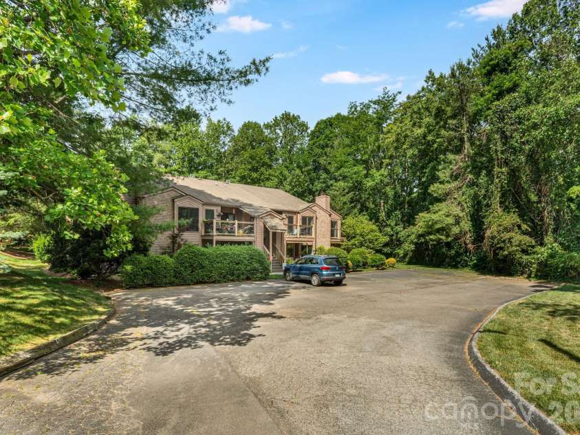 60 Ravencroft Lane, Asheville, NC 28803.  MLS# CAR4386269, YatesRealty ID 34764. 